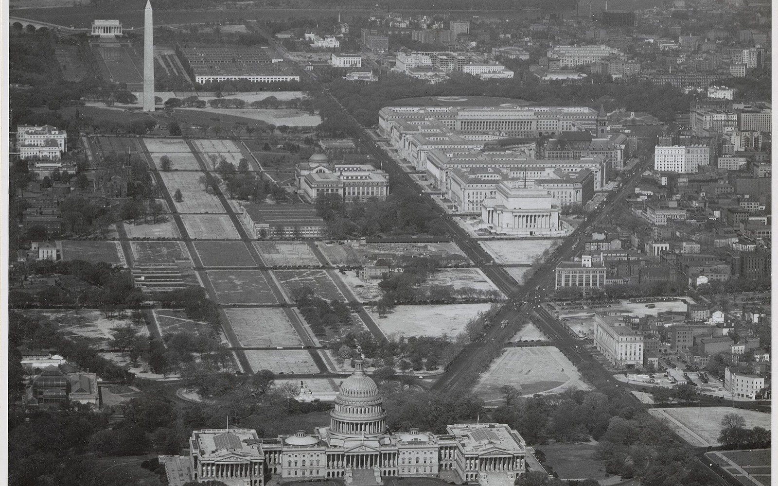 Aerial view of the National Mall, Capitol, Washington Monument and Lincoln Memorial